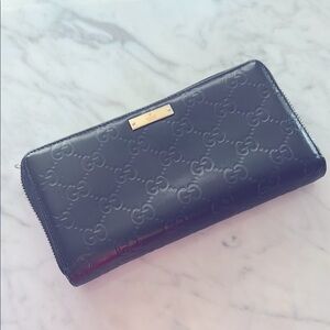 Gucci Large Black zippy wallet gold hardware. Authentic and certifiable